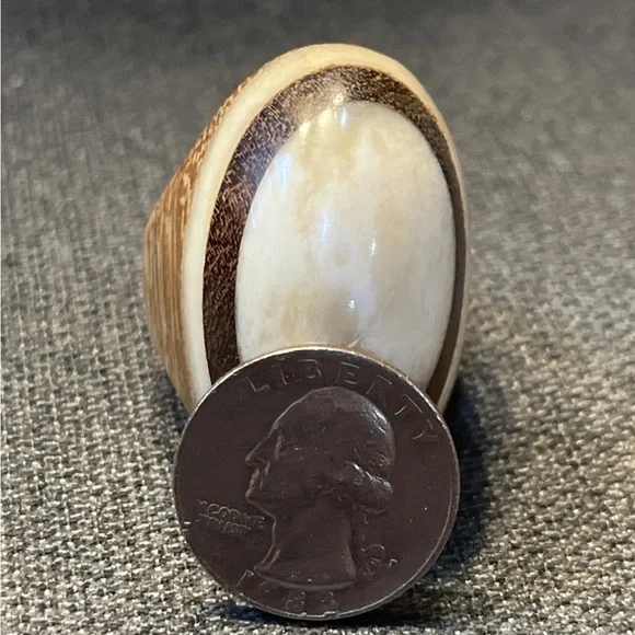 Vintage Large Oval Wood And Mother Of Pearl Statement Ring Sz 9 - Picture 8 of 8
